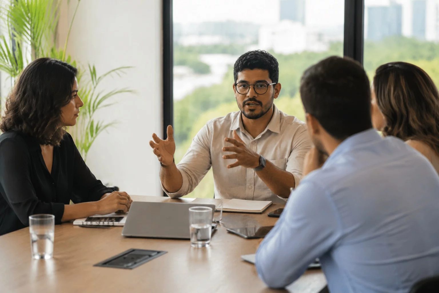 Profissionais em uma sala de reunião clara, uma pessoa explicando